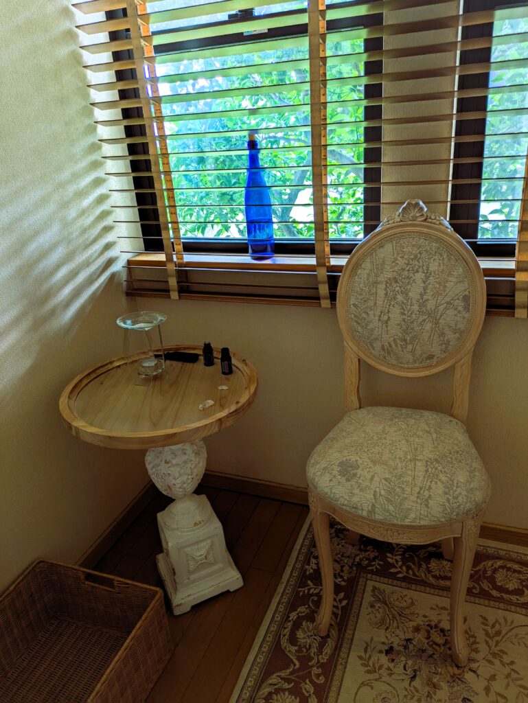 アロマ台とヴィンテージチェア